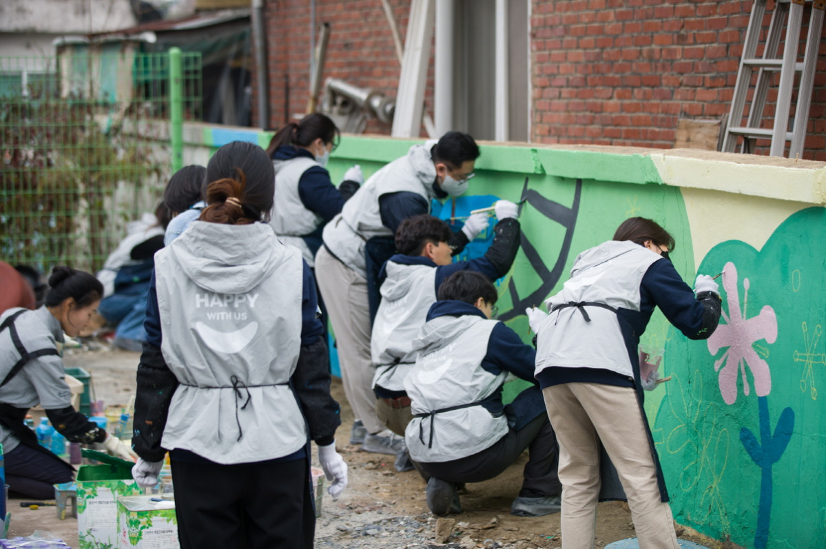 ▲SPC 비알코리아가 대전 새누리지역아동센터에서 벽화 그리기 봉사활동을 펼쳤다. (사진제공-SPC 비알코리아)