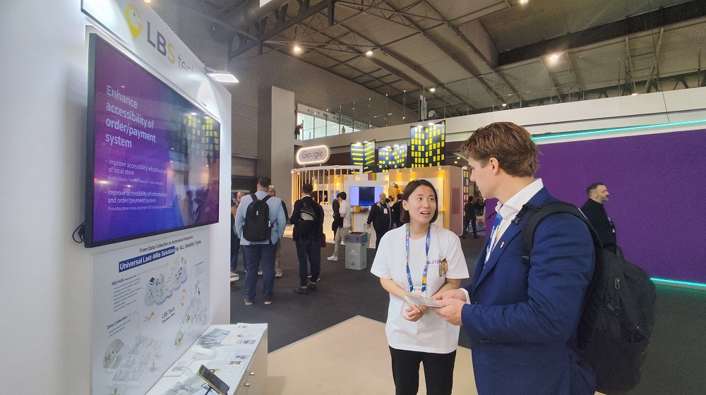 ▲엘비에스테크 부스 앞에서 관람객에게 서비스를 소개하고 있다.