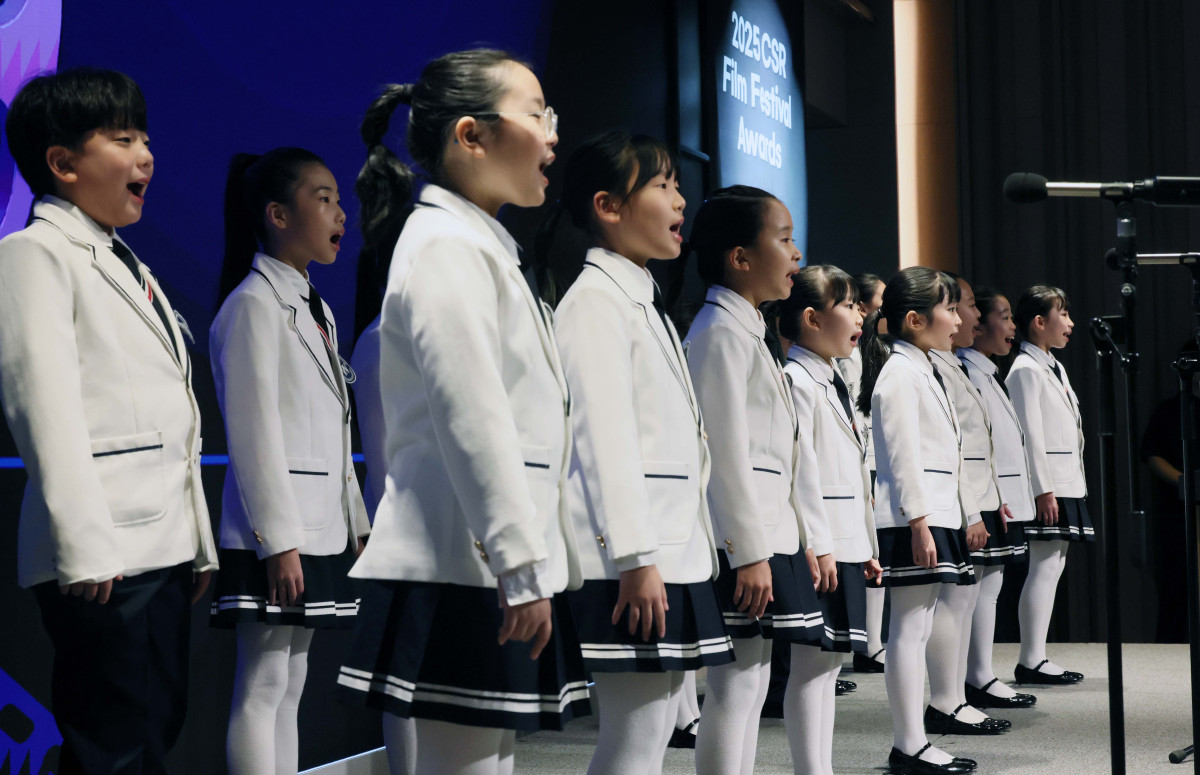 ▲27일 서울 강남구 더 웨스틴 서울 파르나스 호텔에서 열린 '2025 CSR 필름 페스티벌 어워드’에서 어린이합창단 위자드콰이어가 오프닝 공연을 선보이고 있다. 경제신문 이투데이가 주최한 이 행사는 한 해 동안 사회적 가치 창출을 위한 CSR 활동 발자취를 공모하고 그 업적을 격려하기 위해 마련된 자리로 2012년 첫걸음을 내디뎌 올해로 14회째를 맞이했다. 신태현 기자 holjjak@