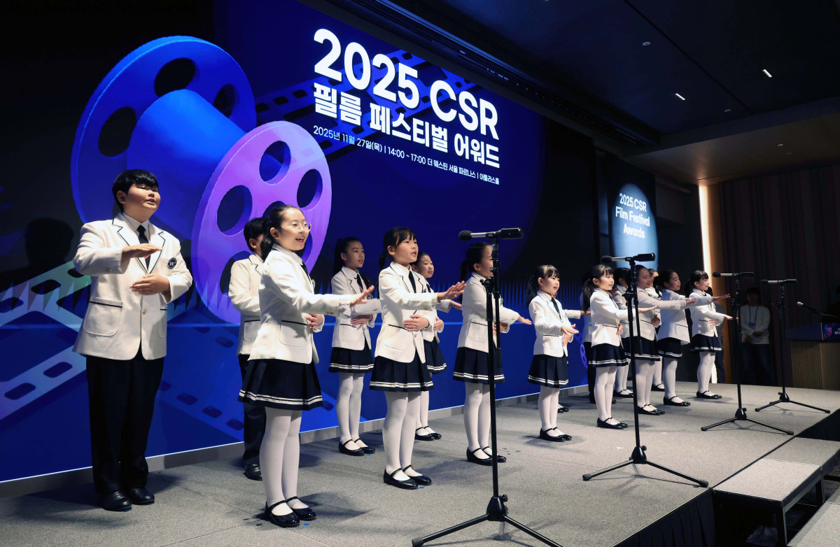 ▲27일 서울 강남구 더 웨스틴 서울 파르나스 호텔에서 열린 '2025 CSR 필름 페스티벌 어워드’에서 어린이합창단 위자드콰이어가 오프닝 공연을 선보이고 있다. 경제신문 이투데이가 주최한 이 행사는 한 해 동안 사회적 가치 창출을 위한 CSR 활동 발자취를 공모하고 그 업적을 격려하기 위해 마련된 자리로 2012년 첫걸음을 내디뎌 올해로 14회째를 맞이했다. 신태현 기자 holjjak@
