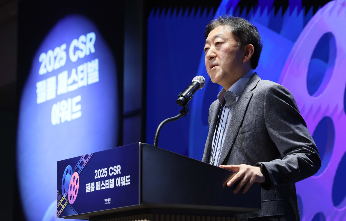 ▲27일 서울 강남구 더 웨스틴 서울 파르나스 호텔에서 열린 '2025 CSR 필름 페스티벌 어워드’에서 심사위원장인 이재혁 고려대 ESG연구원장이 심사결과 보고를 하고 있다. 경제신문 이투데이가 주최한 이 행사는 한 해 동안 사회적 가치 창출을 위한 CSR 활동 발자취를 공모하고 그 업적을 격려하기 위해 마련된 자리로 2012년 첫걸음을 내디뎌 올해로 14회째를 맞이했다. 신태현 기자 holjjak@