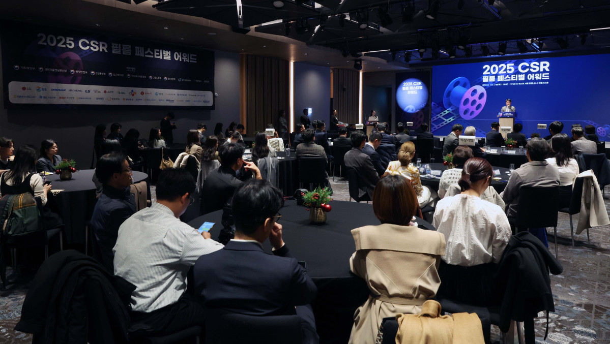 ▲문신학 산업통상부 1차관이 27일 서울 강남구 더 웨스틴 서울 파르나스 호텔에서 열린 '2025 CSR 필름 페스티벌 어워드’에서 축사를 하고 있다. 경제신문 이투데이가 주최한 이 행사는 한 해 동안 사회적 가치 창출을 위한 CSR 활동 발자취를 공모하고 그 업적을 격려하기 위해 마련된 자리로 2012년 첫걸음을 내디뎌 올해로 14회째를 맞이했다. 신태현 기자 holjjak@