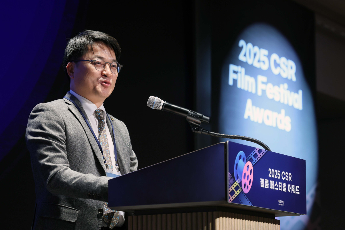 ▲문신학 산업통상부 1차관이 27일 서울 강남구 더 웨스틴 서울 파르나스 호텔에서 열린 '2025 CSR 필름 페스티벌 어워드’에서 축사를 하고 있다. 경제신문 이투데이가 주최한 이 행사는 한 해 동안 사회적 가치 창출을 위한 CSR 활동 발자취를 공모하고 그 업적을 격려하기 위해 마련된 자리로 2012년 첫걸음을 내디뎌 올해로 14회째를 맞이했다. 신태현 기자 holjjak@