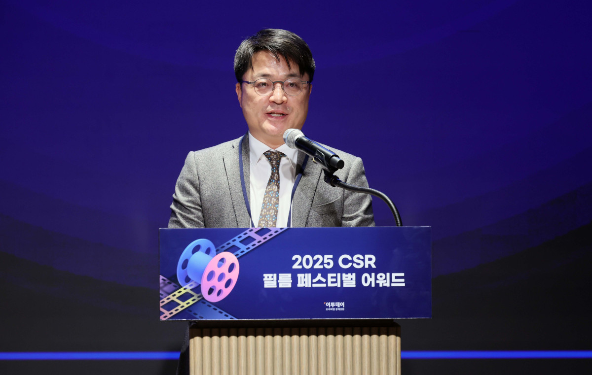 ▲문신학 산업통상부 1차관이 27일 서울 강남구 더 웨스틴 서울 파르나스 호텔에서 열린 '2025 CSR 필름 페스티벌 어워드’에서 축사를 하고 있다. 경제신문 이투데이가 주최한 이 행사는 한 해 동안 사회적 가치 창출을 위한 CSR 활동 발자취를 공모하고 그 업적을 격려하기 위해 마련된 자리로 2012년 첫걸음을 내디뎌 올해로 14회째를 맞이했다. 신태현 기자 holjjak@