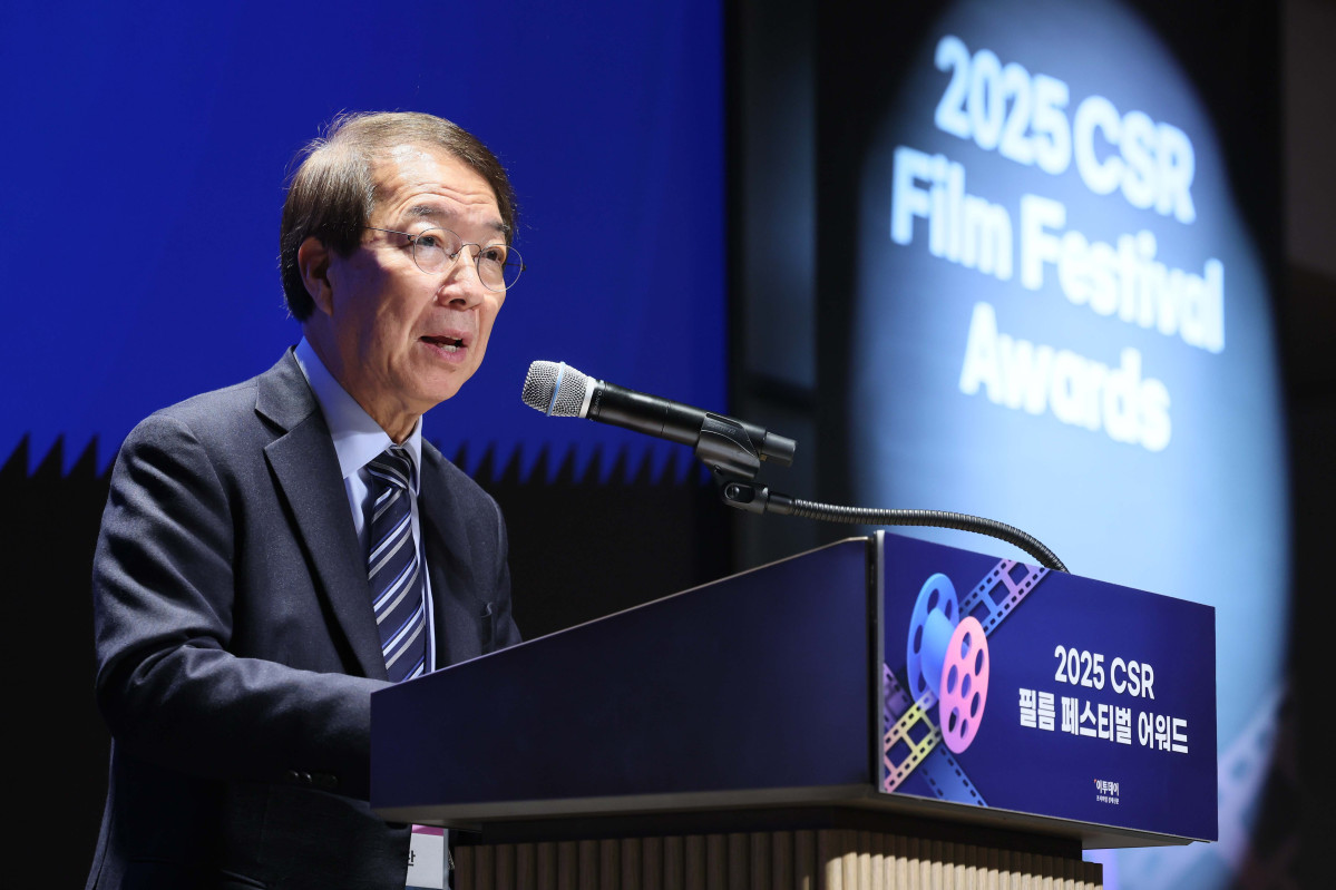 ▲27일 서울 강남구 더 웨스틴 서울 파르나스 호텔에서 열린 '2025 CSR 필름 페스티벌 어워드’에서 대회위원장인 정운찬 전 국무총리가 개회사를 하고 있다. 경제신문 이투데이가 주최한 이 행사는 한 해 동안 사회적 가치 창출을 위한 CSR 활동 발자취를 공모하고 그 업적을 격려하기 위해 마련된 자리로 2012년 첫걸음을 내디뎌 올해로 14회째를 맞이했다. 신태현 기자 holjjak@