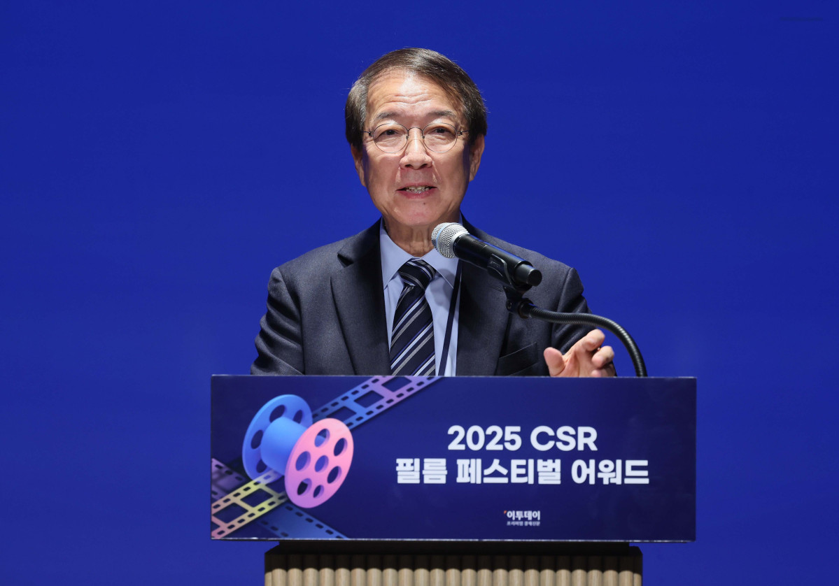 ▲27일 서울 강남구 더 웨스틴 서울 파르나스 호텔에서 열린 '2025 CSR 필름 페스티벌 어워드’에서 대회위원장인 정운찬 전 국무총리가 개회사를 하고 있다. 경제신문 이투데이가 주최한 이 행사는 한 해 동안 사회적 가치 창출을 위한 CSR 활동 발자취를 공모하고 그 업적을 격려하기 위해 마련된 자리로 2012년 첫걸음을 내디뎌 올해로 14회째를 맞이했다. 신태현 기자 holjjak@