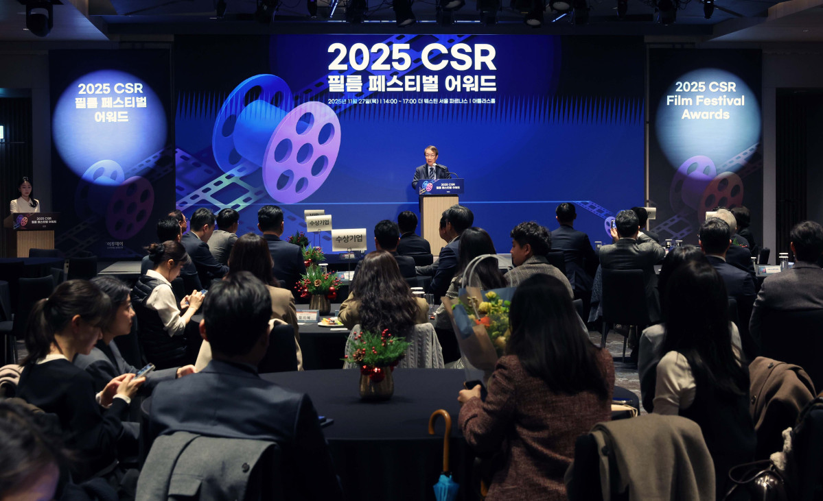 ▲27일 서울 강남구 더 웨스틴 서울 파르나스 호텔에서 열린 '2025 CSR 필름 페스티벌 어워드’에서 대회위원장인 정운찬 전 국무총리가 개회사를 하고 있다. 경제신문 이투데이가 주최한 이 행사는 한 해 동안 사회적 가치 창출을 위한 CSR 활동 발자취를 공모하고 그 업적을 격려하기 위해 마련된 자리로 2012년 첫걸음을 내디뎌 올해로 14회째를 맞이했다. 신태현 기자 holjjak@