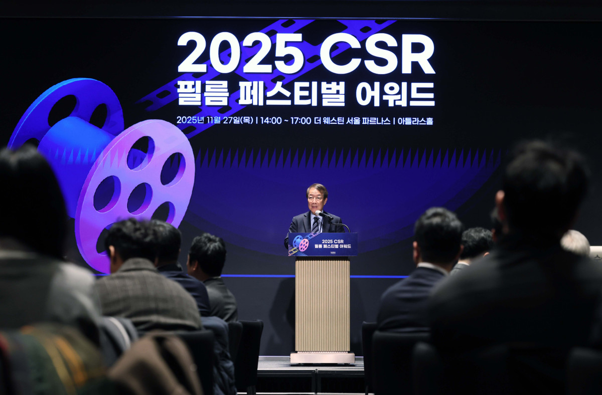 ▲27일 서울 강남구 더 웨스틴 서울 파르나스 호텔에서 열린 '2025 CSR 필름 페스티벌 어워드’에서 대회위원장인 정운찬 전 국무총리가 개회사를 하고 있다. 경제신문 이투데이가 주최한 이 행사는 한 해 동안 사회적 가치 창출을 위한 CSR 활동 발자취를 공모하고 그 업적을 격려하기 위해 마련된 자리로 2012년 첫걸음을 내디뎌 올해로 14회째를 맞이했다. 신태현 기자 holjjak@