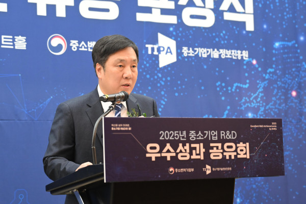 ▲김영신 중소기업기술정보진흥원 원장이 27일 서울 프레지던트 호텔에서 열린 ‘2025년 중소기업 R&D 우수성과 공유회’ 개회사를 하고 있다. (사진제공=중소기업기술정보진흥원)