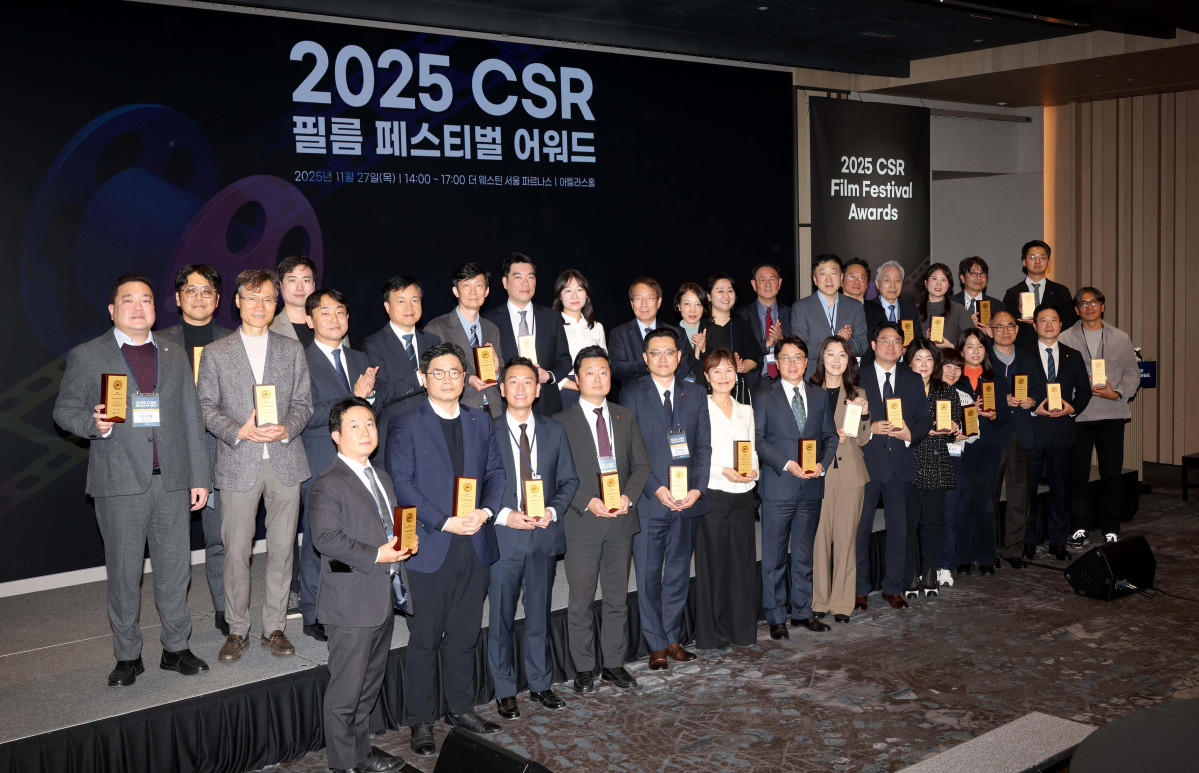 ▲27일 서울 강남구 더 웨스틴 서울 파르나스 호텔에서 열린 '2025 CSR 필름 페스티벌 어워드’에서 대회위원장인 정운찬 전 국무총리와 이종재 이투데이그룹 부회장, 기획재정부장관상 상생협력 부문을 수상한 위세량 롯데웰푸드 커뮤니케이션부문장과 황혜경 대한치과의사협회 부회장을 비롯한 시상자 및 심사위원들이 기념촬영을 하고 있다. 경제신문 이투데이가 주최한 이 행사는 한 해 동안 사회적 가치 창출을 위한 CSR 활동 발자취를 공모하고 그 업적을 격려하기 위해 마련된 자리로 2012년 첫걸음을 내디뎌 올해로 14회째를 맞이했다.