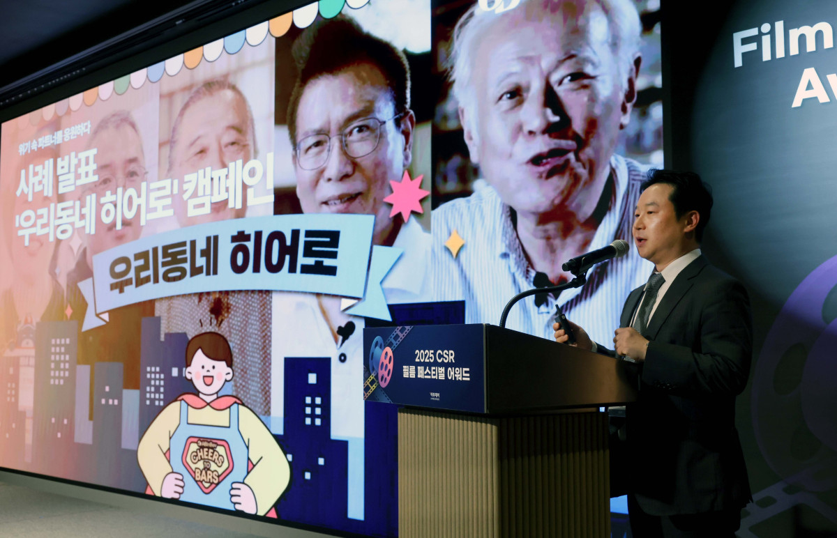 ▲27일 서울 강남구 더 웨스틴 서울 파르나스 호텔에서 열린 '2025 CSR 필름 페스티벌 어워드’에서 따뜻한 사회 부문 산업통상부장관상을 수상한 오비맥주의 백주환 이사가 사례발표를 하고 있다. 경제신문 이투데이가 주최한 이 행사는 한 해 동안 사회적 가치 창출을 위한 CSR 활동 발자취를 공모하고 그 업적을 격려하기 위해 마련된 자리로 2012년 첫걸음을 내디뎌 올해로 14회째를 맞이했다. 신태현 기자 holjjak@