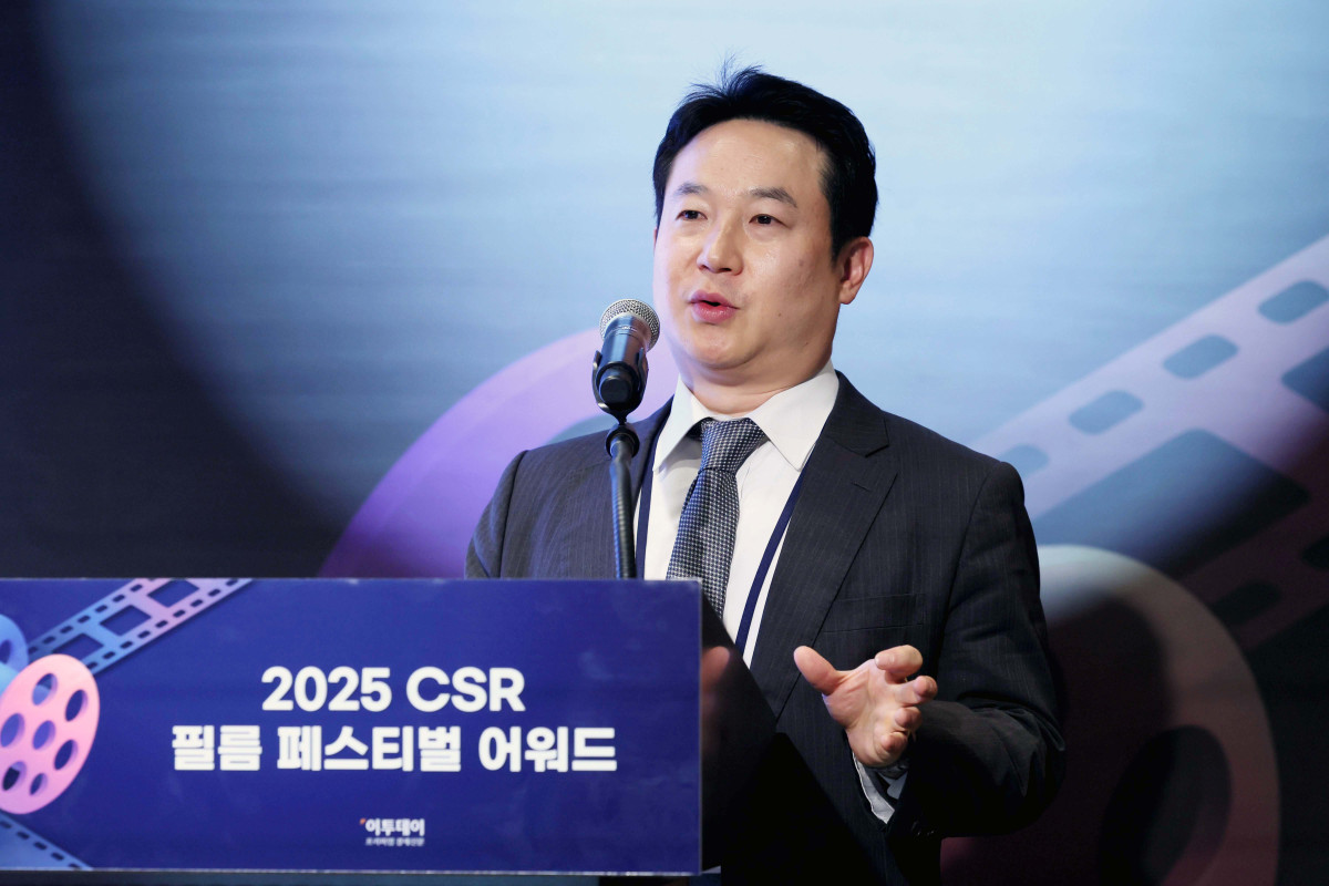 ▲27일 서울 강남구 더 웨스틴 서울 파르나스 호텔에서 열린 '2025 CSR 필름 페스티벌 어워드’에서 따뜻한 사회 부문 산업통상부장관상을 수상한 오비맥주의 백주환 이사가 사례발표를 하고 있다. 경제신문 이투데이가 주최한 이 행사는 한 해 동안 사회적 가치 창출을 위한 CSR 활동 발자취를 공모하고 그 업적을 격려하기 위해 마련된 자리로 2012년 첫걸음을 내디뎌 올해로 14회째를 맞이했다. 신태현 기자 holjjak@