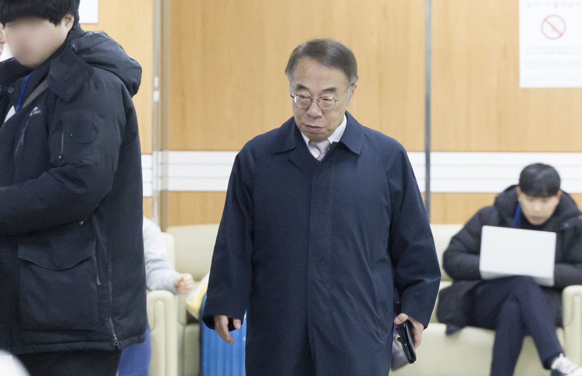 ▲ '사법농단' 의혹으로 1심에서 징역형 집행유예를 선고받은 임종헌 전 법원행정처 차장이 27일 서울 서초구 서울고등법원에서 열린 직권남용 권리행사 방해 등 혐의 항소심 선고 공판에 출석하고 있다. (뉴시스)