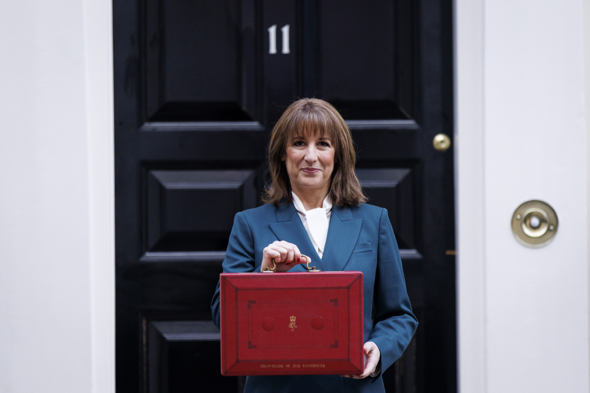 ▲레이철 리브스 영국 재무장관이 26일(현지시간) 다우닝가 11번지 앞에서 예산안이 든 가방 들어올리고 있다. (런던/EPA연합뉴스)