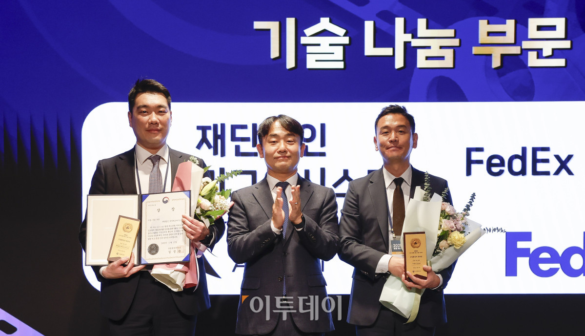 ▲27일 서울 강남구 더 웨스틴 서울 파르나스 호텔에서 열린 '2025 CSR 필름 페스티벌 어워드’에서 이종권(왼쪽) 재단법인 케이리그어시스트 사무국장과 박원빈(오른쪽) FedEx Korea 대표가 우성훈 산업통상부 산업일자리혁신과장에게 산업통상부장관상 기술 나눔 부문을 수상한 뒤 기념촬영을 하고 있다. 경제신문 이투데이가 주최한 이 행사는 한 해 동안 사회적 가치 창출을 위한 CSR 활동 발자취를 공모하고 그 업적을 격려하기 위해 마련된 자리로 2012년 첫걸음을 내디뎌 올해로 14회째를 맞이했다. 조현호 기자 hyunho@