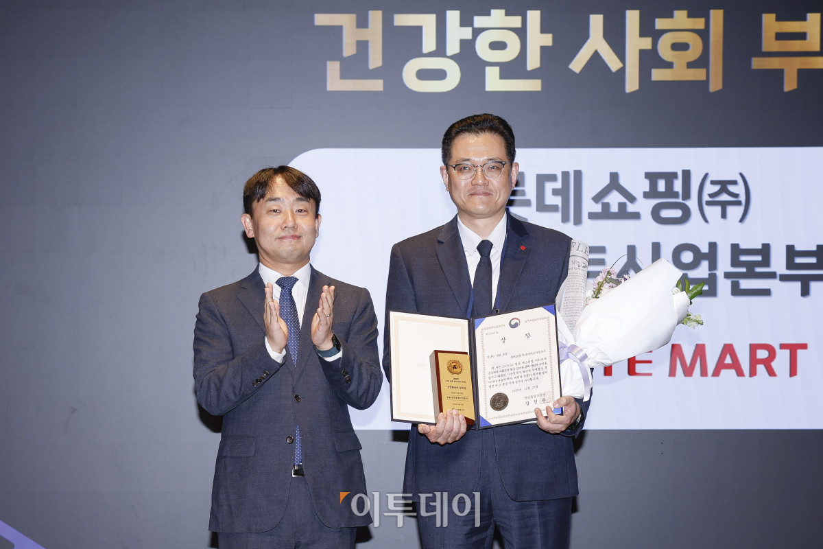 ▲27일 서울 강남구 더 웨스틴 서울 파르나스 호텔에서 열린 '2025 CSR 필름 페스티벌 어워드’에서 진주태(오른쪽) 롯데쇼핑(주)롯데마트사업본부 부문장이 우성훈 산업통상부 산업일자리혁신과장에게 산업통상부장관상 건강한 사회 부문을 수상한 뒤 기념촬영을 하고 있다. 경제신문 이투데이가 주최한 이 행사는 한 해 동안 사회적 가치 창출을 위한 CSR 활동 발자취를 공모하고 그 업적을 격려하기 위해 마련된 자리로 2012년 첫걸음을 내디뎌 올해로 14회째를 맞이했다. 조현호 기자 hyunho@