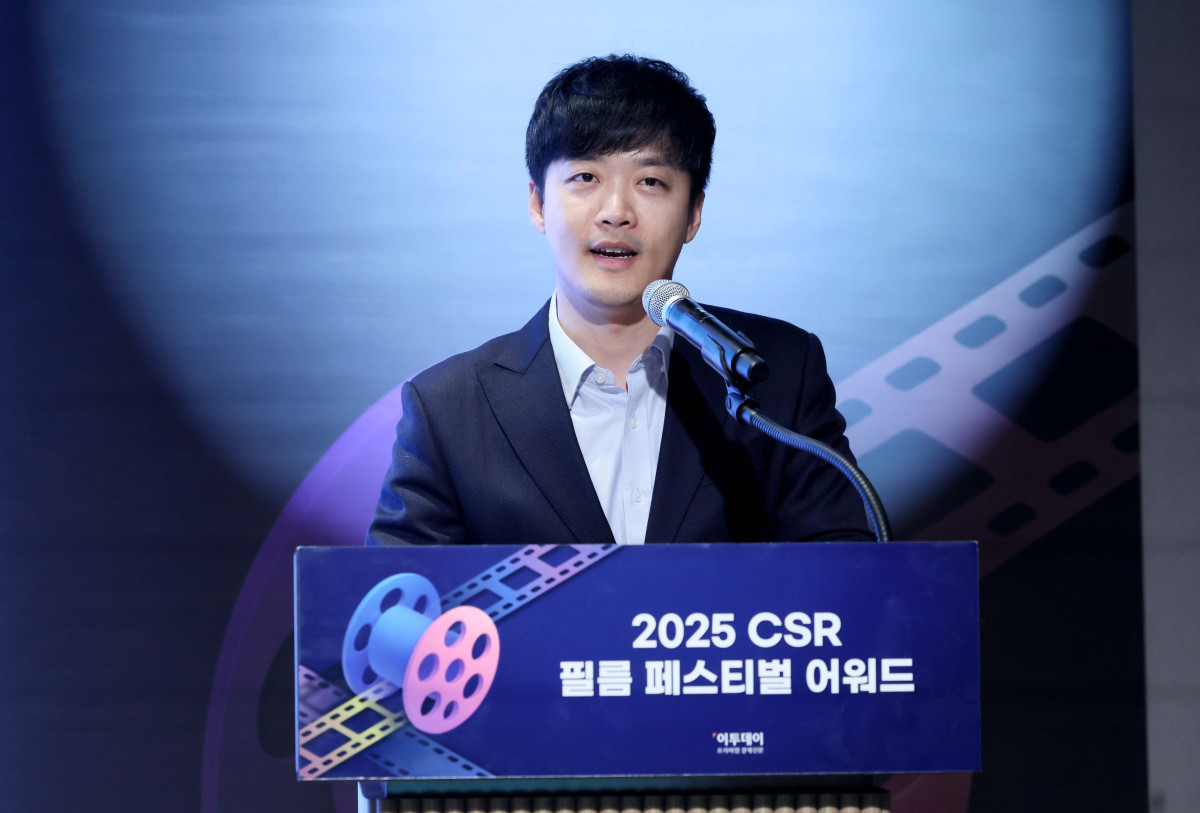 ▲27일 서울 강남구 더 웨스틴 서울 파르나스 호텔에서 열린 '2025 CSR 필름 페스티벌 어워드’에서 상생협력 부문 기획재정부장관상을 수상한 롯데웰푸드의 이승기 매니저가 사례발표를 하고 있다. 경제신문 이투데이가 주최한 이 행사는 한 해 동안 사회적 가치 창출을 위한 CSR 활동 발자취를 공모하고 그 업적을 격려하기 위해 마련된 자리로 2012년 첫걸음을 내디뎌 올해로 14회째를 맞이했다. 신태현 기자 holjjak@