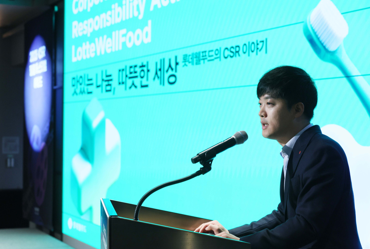 ▲27일 서울 강남구 더 웨스틴 서울 파르나스 호텔에서 열린 '2025 CSR 필름 페스티벌 어워드’에서 상생협력 부문 기획재정부장관상을 수상한 롯데웰푸드의 이승기 매니저가 사례발표를 하고 있다. 경제신문 이투데이가 주최한 이 행사는 한 해 동안 사회적 가치 창출을 위한 CSR 활동 발자취를 공모하고 그 업적을 격려하기 위해 마련된 자리로 2012년 첫걸음을 내디뎌 올해로 14회째를 맞이했다. 신태현 기자 holjjak@