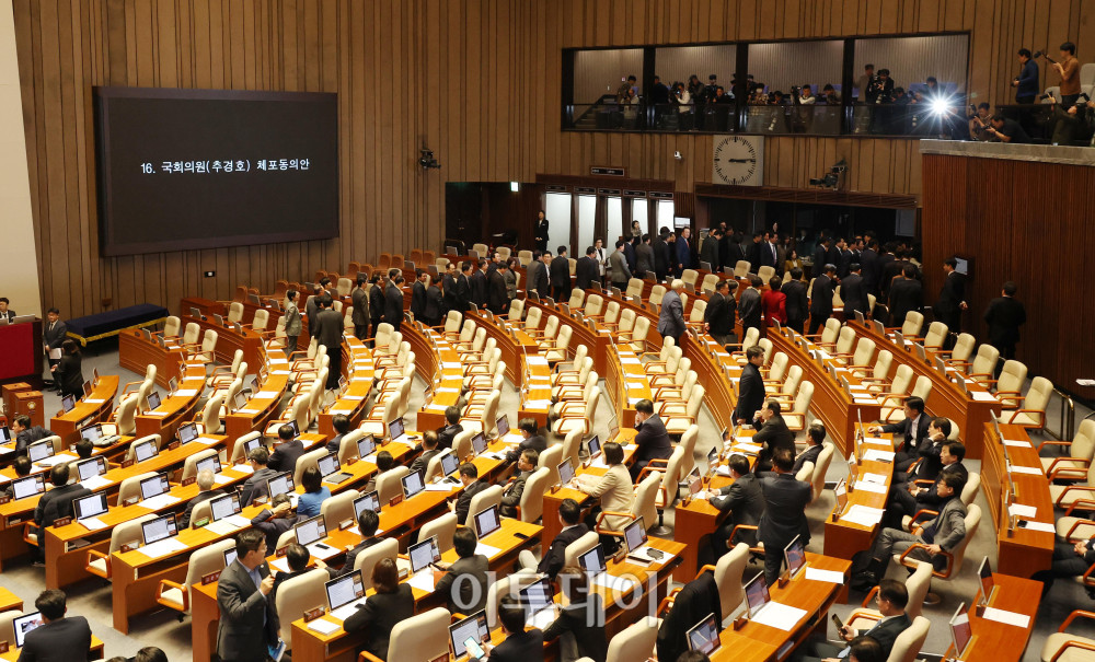 ▲27일 서울 여의도 국회에서 열린 본회의에서 추경호 국민의힘 의원에 대한 체포동의안 표결을 앞두고 국민의힘 의원들이 항의하며 퇴장하고 있다. 고이란 기자 photoeran@