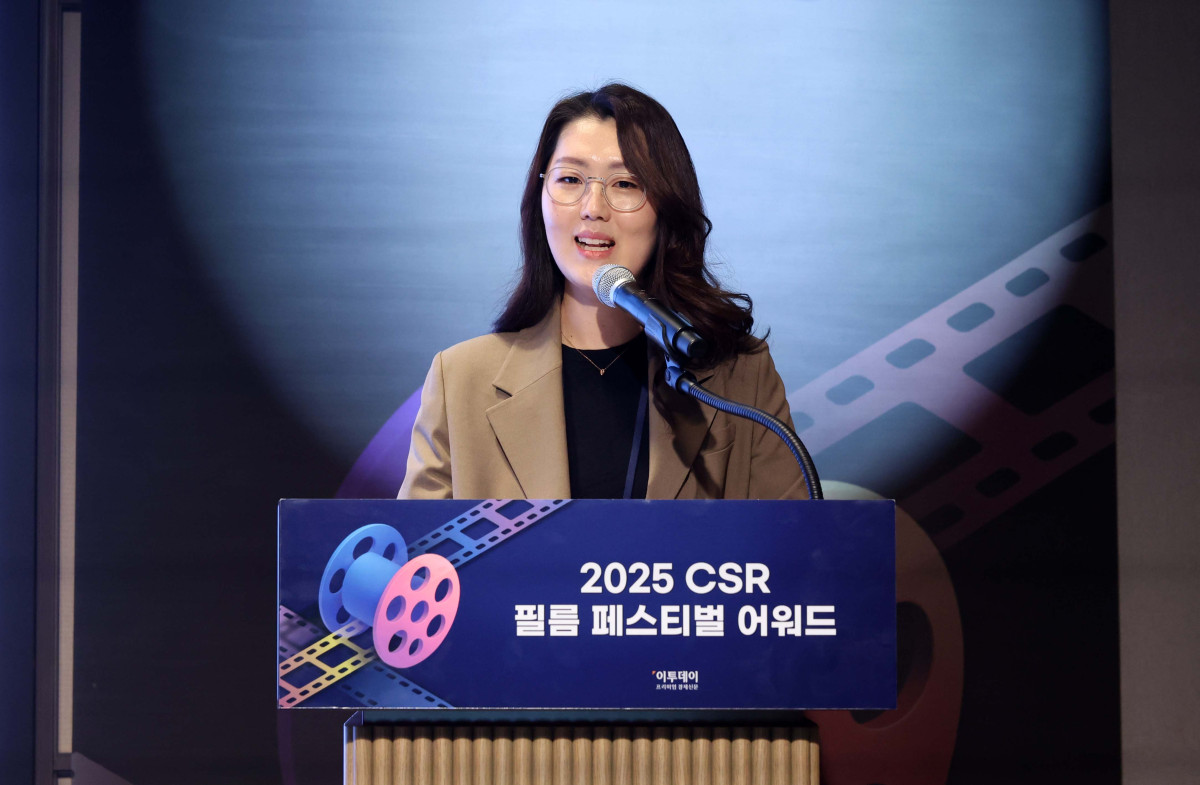 ▲27일 서울 강남구 더 웨스틴 서울 파르나스 호텔에서 열린 '2025 CSR 필름 페스티벌 어워드’에서 사회협력 부문 행정안전부장관상을 수상한 대한민국교육봉사단의 함지혜 팀장이 사례발표를 하고 있다. 경제신문 이투데이가 주최한 이 행사는 한 해 동안 사회적 가치 창출을 위한 CSR 활동 발자취를 공모하고 그 업적을 격려하기 위해 마련된 자리로 2012년 첫걸음을 내디뎌 올해로 14회째를 맞이했다. 신태현 기자 holjjak@