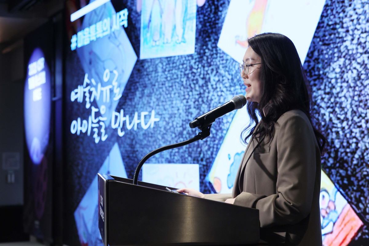 ▲27일 서울 강남구 더 웨스틴 서울 파르나스 호텔에서 열린 '2025 CSR 필름 페스티벌 어워드’에서 사회협력 부문 행정안전부장관상을 수상한 대한민국교육봉사단의 함지혜 팀장이 사례발표를 하고 있다. 경제신문 이투데이가 주최한 이 행사는 한 해 동안 사회적 가치 창출을 위한 CSR 활동 발자취를 공모하고 그 업적을 격려하기 위해 마련된 자리로 2012년 첫걸음을 내디뎌 올해로 14회째를 맞이했다. 신태현 기자 holjjak@