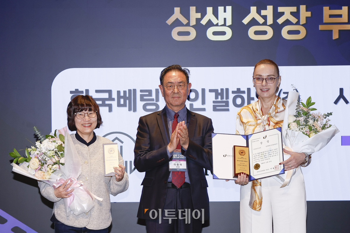 ▲27일 서울 강남구 더 웨스틴 서울 파르나스 호텔에서 열린 '2025 CSR 필름 페스티벌 어워드’에서 안나 마리아 보이(오른쪽) 한국베링거인겔하임 대표와 홍윤희(왼쪽) 사단법인 무의 이사장이 이종재 이투데이그룹 부회장에게 동반성장위원회위원장상 상생 성장 부문을 수상한 뒤 기념촬영을 하고 있다. 경제신문 이투데이가 주최한 이 행사는 한 해 동안 사회적 가치 창출을 위한 CSR 활동 발자취를 공모하고 그 업적을 격려하기 위해 마련된 자리로 2012년 첫걸음을 내디뎌 올해로 14회째를 맞이했다. 조현호 기자 hyunho@