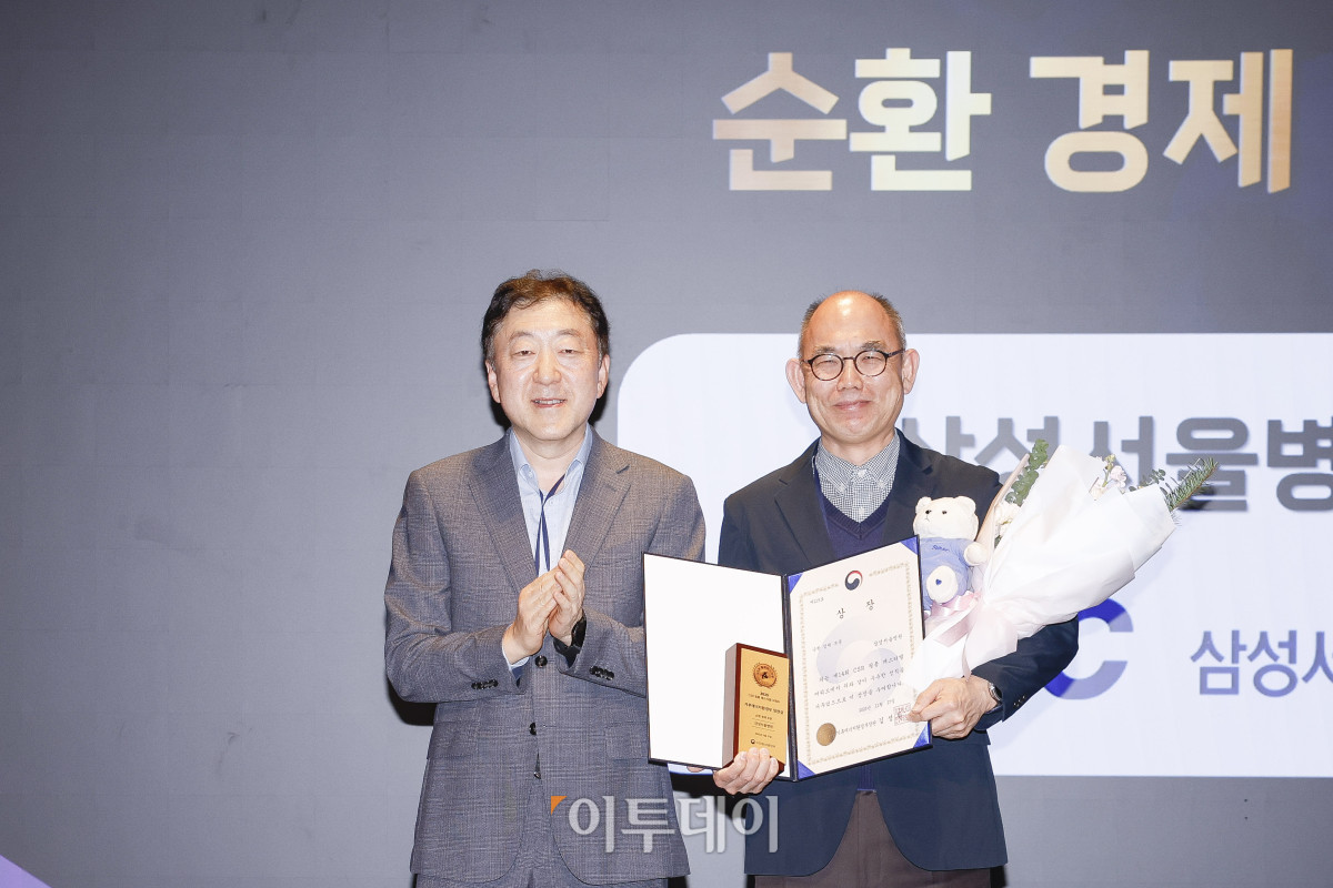 ▲27일 서울 강남구 더 웨스틴 서울 파르나스 호텔에서 열린 '2025 CSR 필름 페스티벌 어워드’에서 한대흠(오른쪽) 삼성서울병원 파트장이 이재혁 고려대학교 ESG 연구원장에게 기후에너지환경부장관상 순환 경제 부문을 수상한 뒤 기념촬영을 하고 있다. 경제신문 이투데이가 주최한 이 행사는 한 해 동안 사회적 가치 창출을 위한 CSR 활동 발자취를 공모하고 그 업적을 격려하기 위해 마련된 자리로 2012년 첫걸음을 내디뎌 올해로 14회째를 맞이했다. 조현호 기자 hyunho@