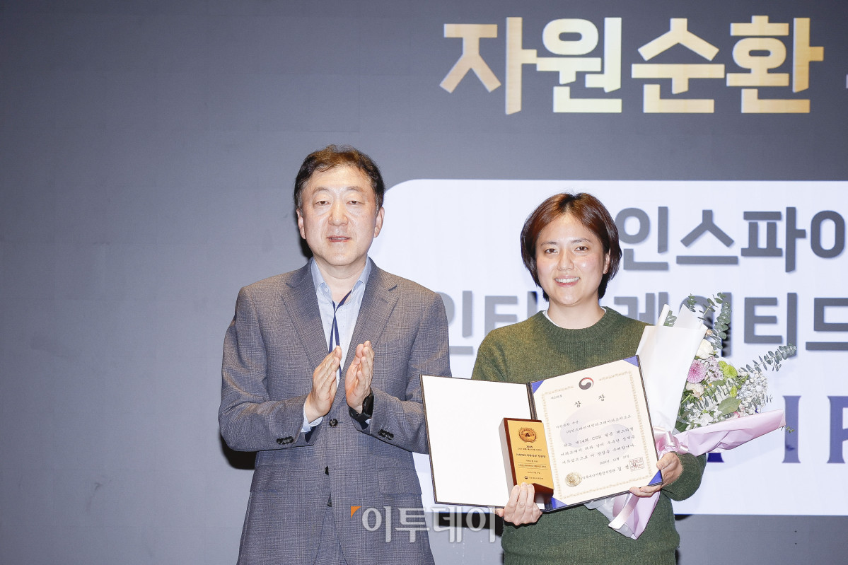 ▲27일 서울 강남구 더 웨스틴 서울 파르나스 호텔에서 열린 '2025 CSR 필름 페스티벌 어워드’에서 박윤서(오른쪽) 인스파이어 인티그레이티드리조트 CSR 담당자가 이재혁 고려대학교 ESG 연구원장에게 기후에너지환경부장관상 자원순환 부문을 수상한 뒤 기념촬영을 하고 있다. 경제신문 이투데이가 주최한 이 행사는 한 해 동안 사회적 가치 창출을 위한 CSR 활동 발자취를 공모하고 그 업적을 격려하기 위해 마련된 자리로 2012년 첫걸음을 내디뎌 올해로 14회째를 맞이했다. 조현호 기자 hyunho@