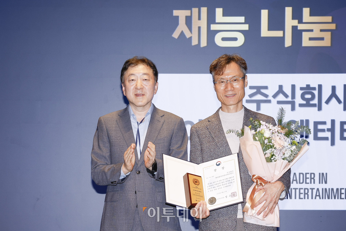 ▲27일 서울 강남구 더 웨스틴 서울 파르나스 호텔에서 열린 '2025 CSR 필름 페스티벌 어워드’에서 변상봉(오른쪽) 제이와이피엔터테인먼트 부사장이 이재혁 고려대학교 ESG 연구원장에게 보건복지부장관상 재능 나눔 부문을 수상한 뒤 기념촬영을 하고 있다. 경제신문 이투데이가 주최한 이 행사는 한 해 동안 사회적 가치 창출을 위한 CSR 활동 발자취를 공모하고 그 업적을 격려하기 위해 마련된 자리로 2012년 첫걸음을 내디뎌 올해로 14회째를 맞이했다. 조현호 기자 hyunho@