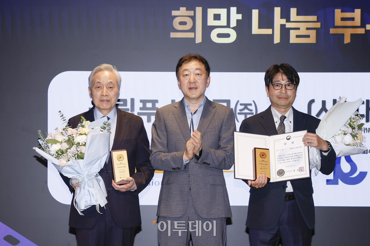 ▲27일 서울 강남구 더 웨스틴 서울 파르나스 호텔에서 열린 '2025 CSR 필름 페스티벌 어워드’에서 타마이 타케시(오른쪽) 올림푸스한국 대표이사와 이민혁(왼쪽) 대한암협회장이 이재혁 고려대학교 ESG 연구원장에게 보건복지부장관상 희망 나눔 부문을 수상한 뒤 기념촬영을 하고 있다. 경제신문 이투데이가 주최한 이 행사는 한 해 동안 사회적 가치 창출을 위한 CSR 활동 발자취를 공모하고 그 업적을 격려하기 위해 마련된 자리로 2012년 첫걸음을 내디뎌 올해로 14회째를 맞이했다. 조현호 기자 hyunho@