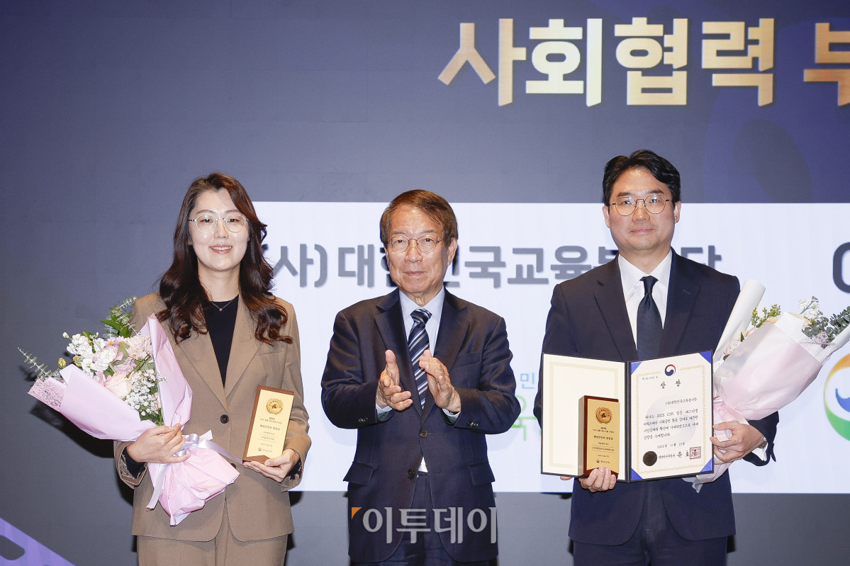 ▲27일 서울 강남구 더 웨스틴 서울 파르나스 호텔에서 열린 '2025 CSR 필름 페스티벌 어워드’에서 김성중(오른쪽) 대한민국교육봉사단 대표와 정원엽 GS칼텍스 팀장이 대회위원장인 정운찬 전 국무총리에게 행정안전부장관상 사회협력 부문을 수상한 뒤 기념촬영을 하고 있다. 경제신문 이투데이가 주최한 이 행사는 한 해 동안 사회적 가치 창출을 위한 CSR 활동 발자취를 공모하고 그 업적을 격려하기 위해 마련된 자리로 2012년 첫걸음을 내디뎌 올해로 14회째를 맞이했다. 조현호 기자 hyunho@