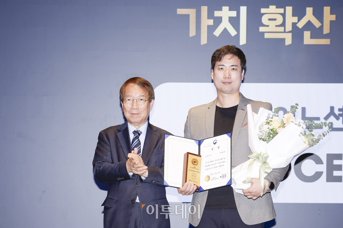 ▲27일 서울 강남구 더 웨스틴 서울 파르나스 호텔에서 열린 '2025 CSR 필름 페스티벌 어워드’에서 송창용(오른쪽) 이노션 그룹장이 대회위원장인 정운찬 전 국무총리에게 과학기술정보통신부장관상 가치 확산 부문을 수상한 뒤 기념촬영을 하고 있다. 경제신문 이투데이가 주최한 이 행사는 한 해 동안 사회적 가치 창출을 위한 CSR 활동 발자취를 공모하고 그 업적을 격려하기 위해 마련된 자리로 2012년 첫걸음을 내디뎌 올해로 14회째를 맞이했다. 조현호 기자 hyunho@