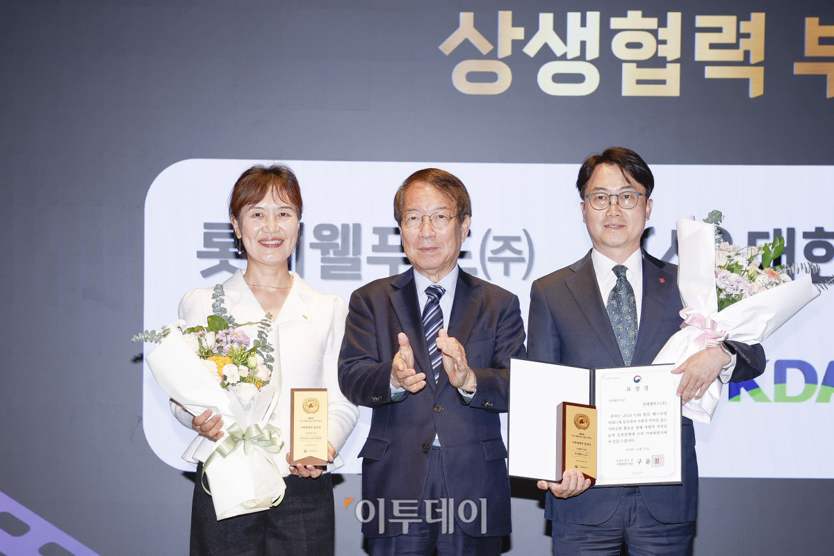 ▲27일 서울 강남구 더 웨스틴 서울 파르나스 호텔에서 열린 '2025 CSR 필름 페스티벌 어워드’에서 위세량(오른쪽) 롯데웰푸드 커뮤니케이션부문장과 황혜경(왼쪽) 대한치과의사협회 부회장이 대회위원장인 정운찬 전 국무총리에게 기획재정부장관상 상생 협력 부문을 수상한 뒤 기념촬영을 하고 있다. 경제신문 이투데이가 주최한 이 행사는 한 해 동안 사회적 가치 창출을 위한 CSR 활동 발자취를 공모하고 그 업적을 격려하기 위해 마련된 자리로 2012년 첫걸음을 내디뎌 올해로 14회째를 맞이했다. 조현호 기자 hyunho@