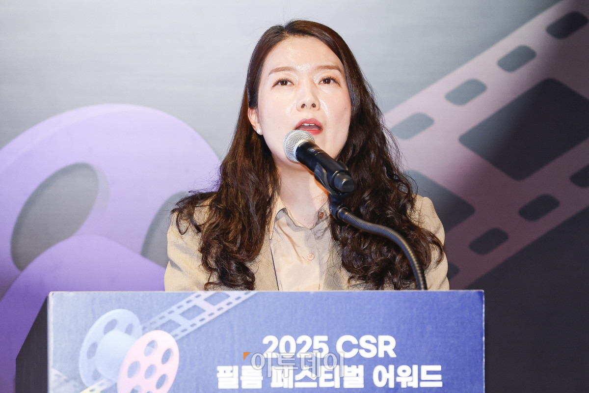 ▲27일 서울 강남구 더 웨스틴 서울 파르나스 호텔에서 열린 '2025 CSR 필름 페스티벌 어워드’에서 산업통상자원부장관상 건강한 사회 부문을 수상한 롯데쇼핑 롯데마트사업본부 김혜영 팀장이 수상기업 사례 발표를 하고 있다. 경제신문 이투데이가 주최한 이 행사는 한 해 동안 사회적 가치 창출을 위한 CSR 활동 발자취를 공모하고 그 업적을 격려하기 위해 마련된 자리로 2012년 첫걸음을 내디뎌 올해로 14회째를 맞이했다. 조현호 기자 hyunho@