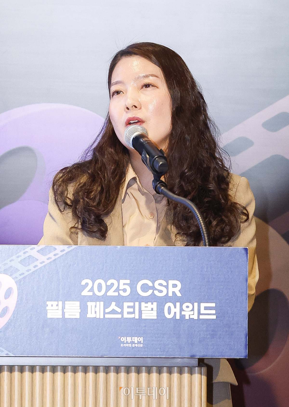 ▲27일 서울 강남구 더 웨스틴 서울 파르나스 호텔에서 열린 '2025 CSR 필름 페스티벌 어워드’에서 산업통상자원부장관상 건강한 사회 부문을 수상한 롯데쇼핑 롯데마트사업본부 김혜영 팀장이 수상기업 사례 발표를 하고 있다. 경제신문 이투데이가 주최한 이 행사는 한 해 동안 사회적 가치 창출을 위한 CSR 활동 발자취를 공모하고 그 업적을 격려하기 위해 마련된 자리로 2012년 첫걸음을 내디뎌 올해로 14회째를 맞이했다. 조현호 기자 hyunho@