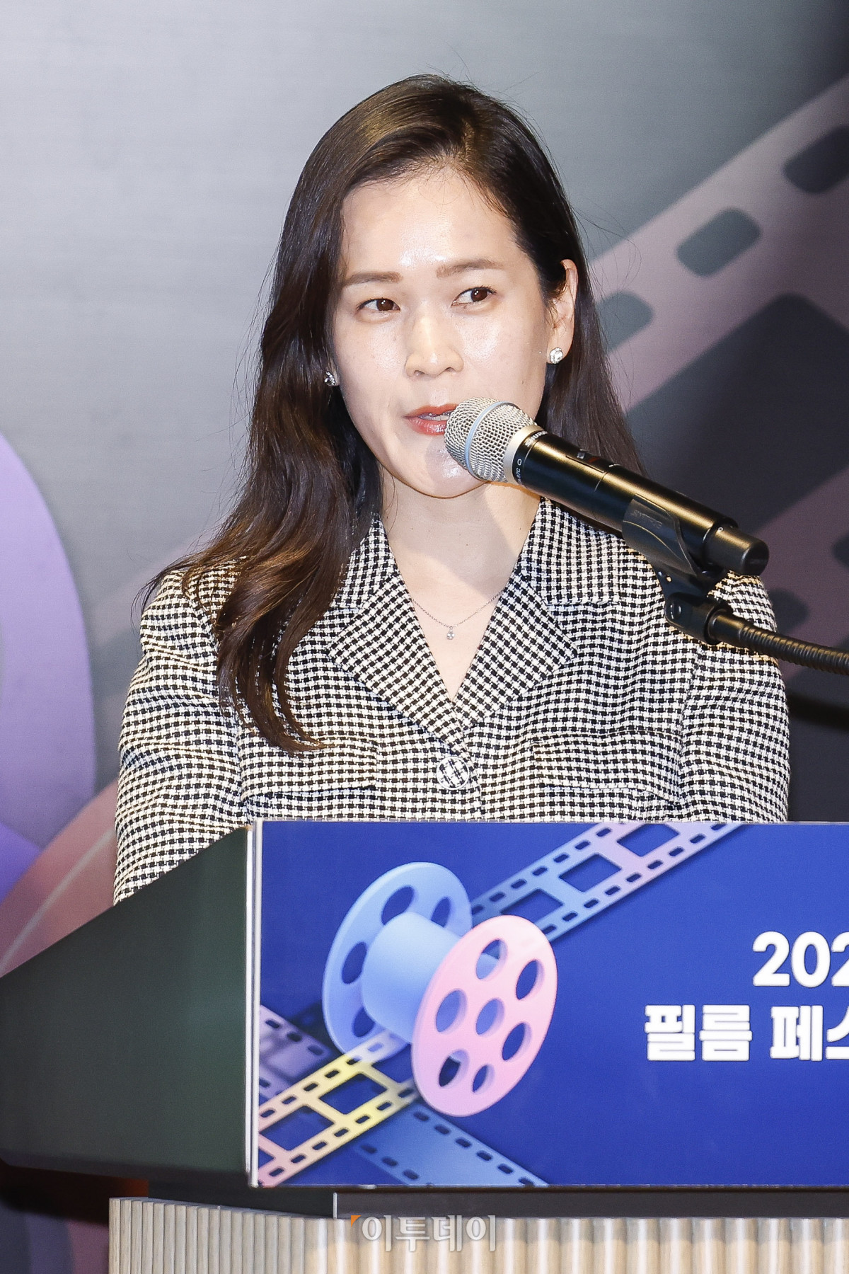 ▲27일 서울 강남구 더 웨스틴 서울 파르나스 호텔에서 열린 '2025 CSR 필름 페스티벌 어워드’에서 과학기술정보통신부장관상 가치 확산 부문을 수상한 이노션 김세원 시니어매니저가 수상기업 사례 발표를 하고 있다. 경제신문 이투데이가 주최한 이 행사는 한 해 동안 사회적 가치 창출을 위한 CSR 활동 발자취를 공모하고 그 업적을 격려하기 위해 마련된 자리로 2012년 첫걸음을 내디뎌 올해로 14회째를 맞이했다. 조현호 기자 hyunho@