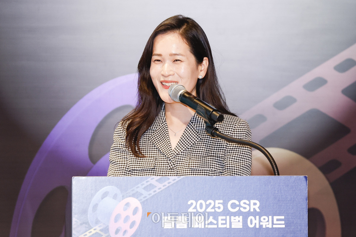 ▲27일 서울 강남구 더 웨스틴 서울 파르나스 호텔에서 열린 '2025 CSR 필름 페스티벌 어워드’에서 과학기술정보통신부장관상 가치 확산 부문을 수상한 이노션 김세원 시니어매니저가 수상기업 사례 발표를 하고 있다. 경제신문 이투데이가 주최한 이 행사는 한 해 동안 사회적 가치 창출을 위한 CSR 활동 발자취를 공모하고 그 업적을 격려하기 위해 마련된 자리로 2012년 첫걸음을 내디뎌 올해로 14회째를 맞이했다. 조현호 기자 hyunho@