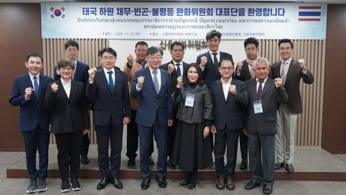 ▲ (앞줄 왼쪽 네 번째부터) 이재연 서민금융진흥원 원장 겸 신용회복위원회 위원장과 랏차니 폰츠 태국 하원 위원장이 27일 서울 신복위 본사에서 정책서민금융·채무조정 사례 공유 후 사진촬영을 하고 있다. (사진제공=서민금융진흥원)