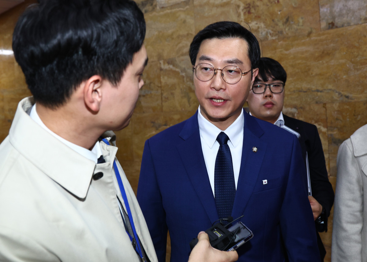 ▲장경태 더불어민주당 의원이 27일 오후 서울 여의도 국회에서 질문을 받으며 이동하고 있다. (사진=뉴시스)