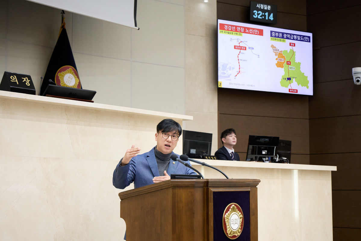 ▲김병민 용인특례시의원이 제297회 정례회 본회의에서 철도·AI 미래전략 전반을 질의하고 있다. (용인특례시의회)