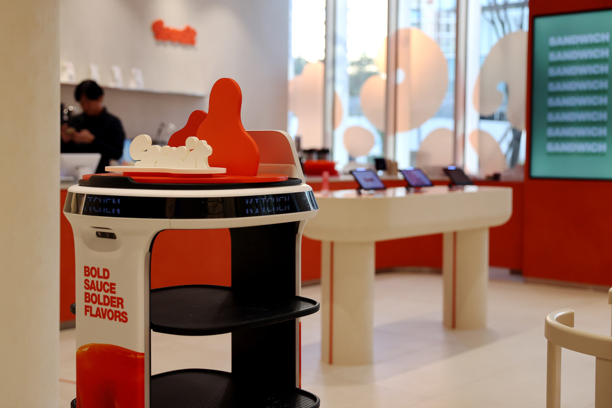 ▲소싯 매장의 서빙로봇. (사진제공=교촌에프앤비)