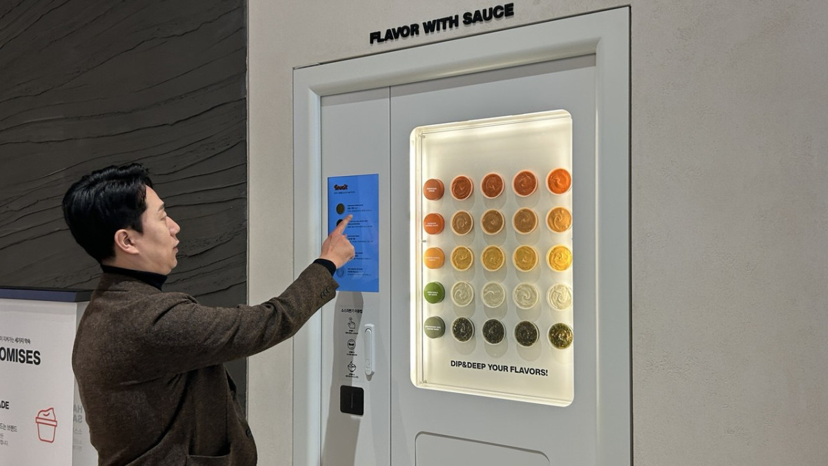 ▲26일 교촌에프앤비 판교 사옥 1층 소싯 매장에서 임영환 교촌에프앤비 전략스토어팀장이 소스 자판기를 소개하고 있다. (사진=연희진 기자)