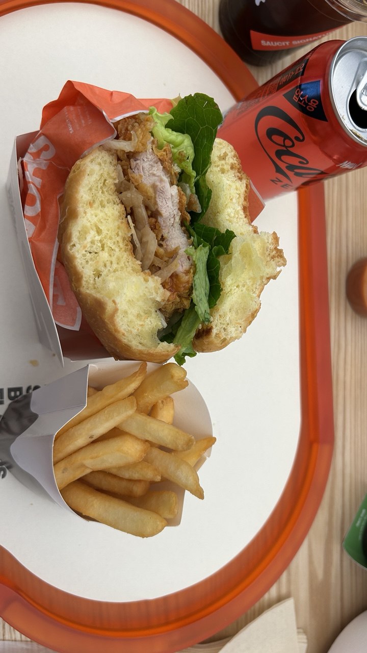 ▲소싯의 치킨을 활용한 버거 메뉴. (사진=연희진 기자)