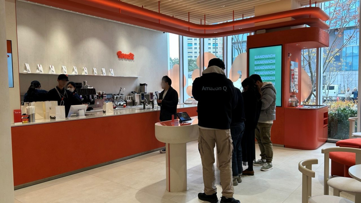 ▲26일 교촌에프앤비 판교 사옥 1층에서 소비자들이 소싯 매장을 이용하고 있다. (사진=연희진 기자)