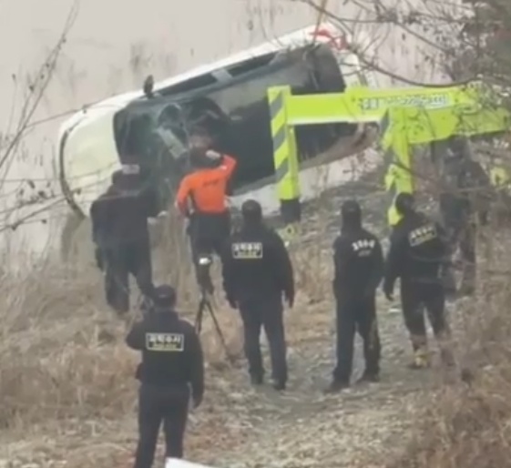 ▲26일 오후 충북 충주호에서 장기 실종 여성의 SUV 차량이 인양되고 있다.  (연합뉴스)