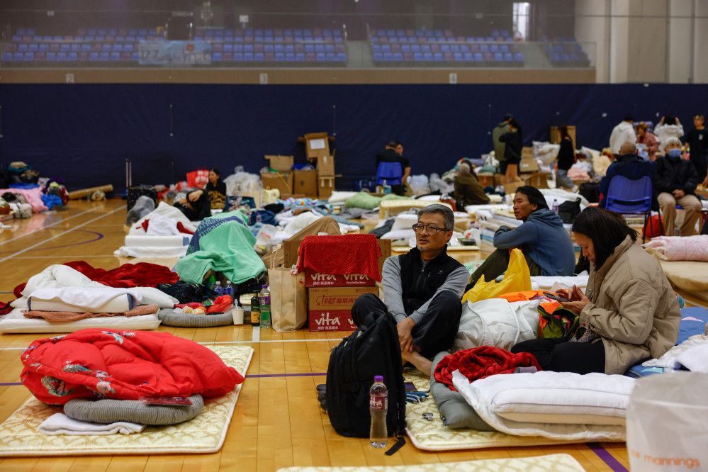 ▲홍콩 웡 푹 코트 아파트 단지에서 전날 발생한 대형 화재 이후, 주민들이 27일(현지시간) 임시 대피소에서 머물고 있다. (로이터/연합뉴스)