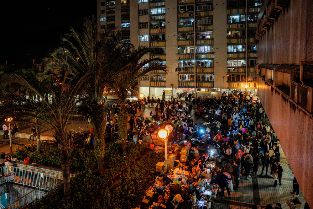 ▲홍콩 타이포 화재로 피해를 입은 주민들에게 자원봉사자들이 생필품을 나눠주고 있다. 이번 화재는 26일 (현지시간) 발생해 최소 65명의 사망자와 수백 명의 실종자를 낳았다. (EPA/연합뉴스)