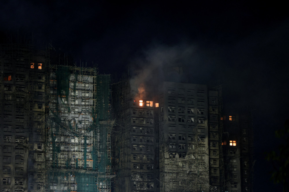 ▲홍콩 웡 푹 코트 아파트 단지에서 전날 발생한 대형 화재가 27일(현지시간)까지 이어지며 일부 건물에서 연기가 계속 솟아오르고 있다. (로이터/연합뉴스)