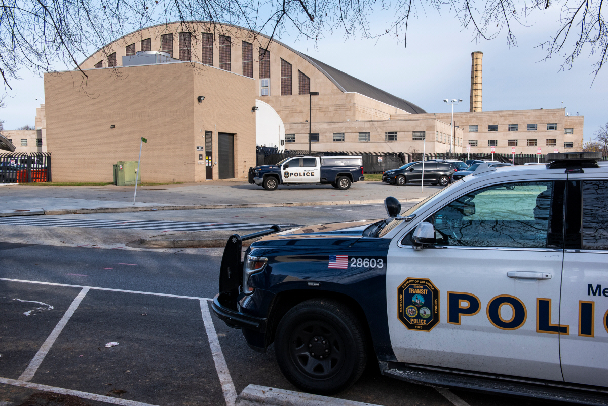 ▲미국 워싱턴D.C. 경찰이 27일(현지시간) 무기고에서 경계 근무를 서고 있다. 워싱턴D.C./AP연합뉴스