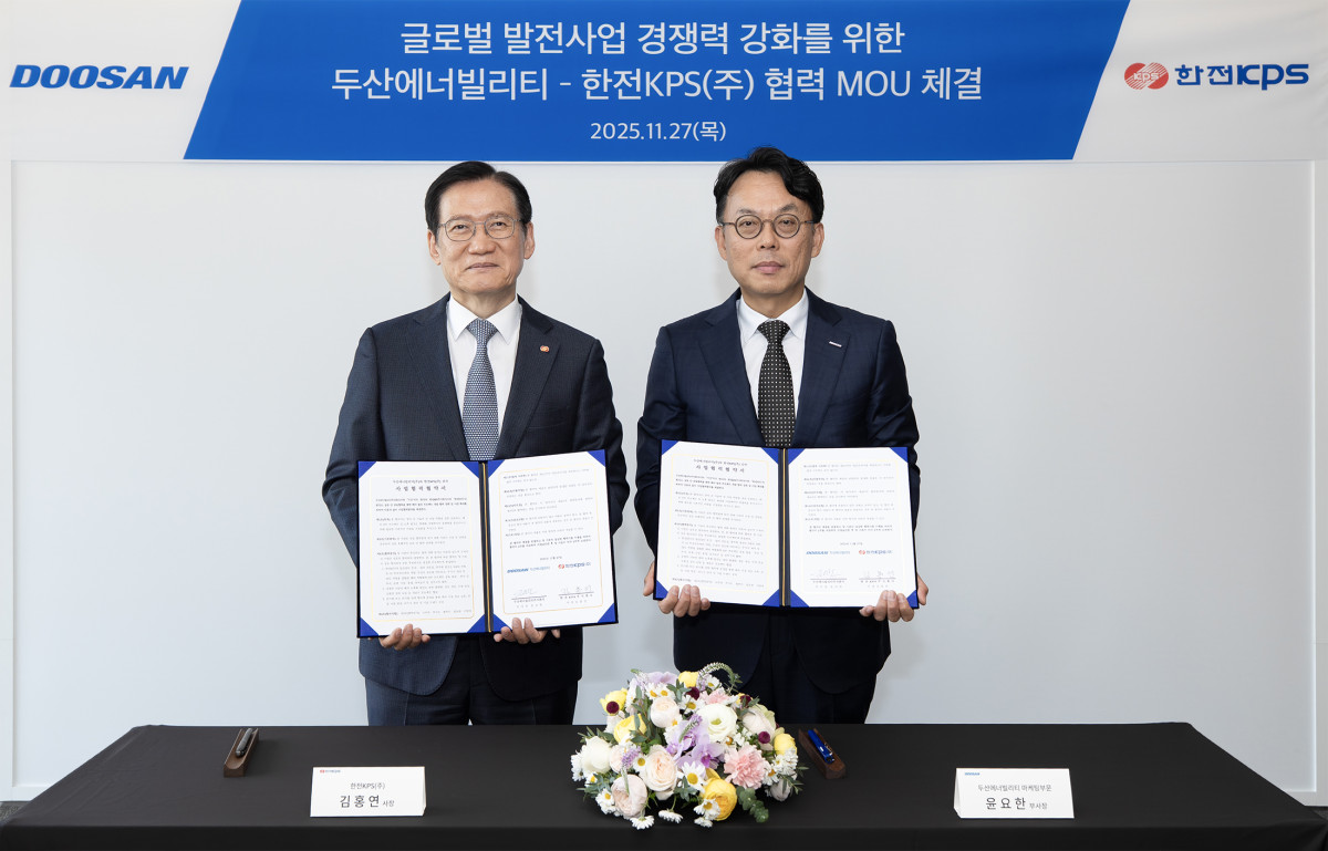 ▲27일 두산에너빌리티 창원 본사에서 진행된 해외 발전 프로젝트 경쟁력 강화를 위한 업무협약 체결식에서 김홍연 한전KPS 사장(왼쪽)과 윤요한 두산에너빌리티 마케팅부문장이 기념 촬영을 하고 있다. (사진제공=두산에너빌리티)